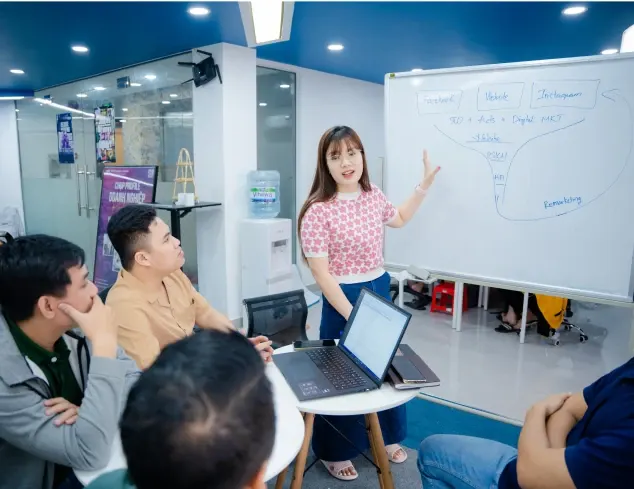 Buổi đào tạo chuyển đổi AI bên tấm bảng trắng