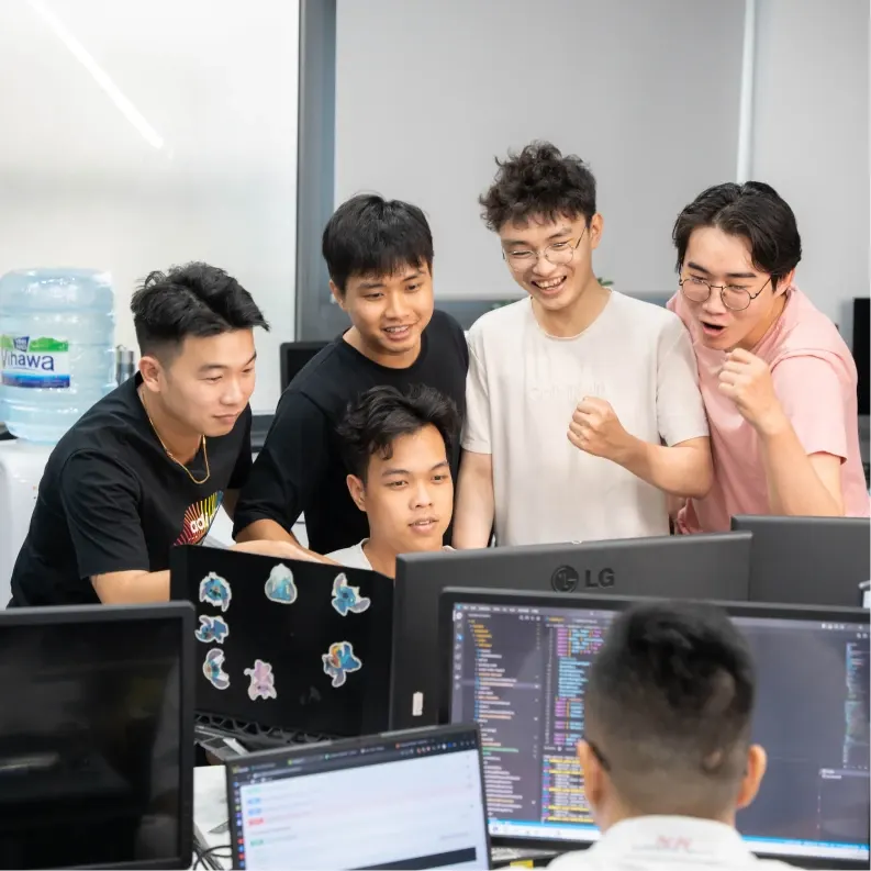 Nhóm kỹ sư phấn khởi xem kết quả agent vừa chạy