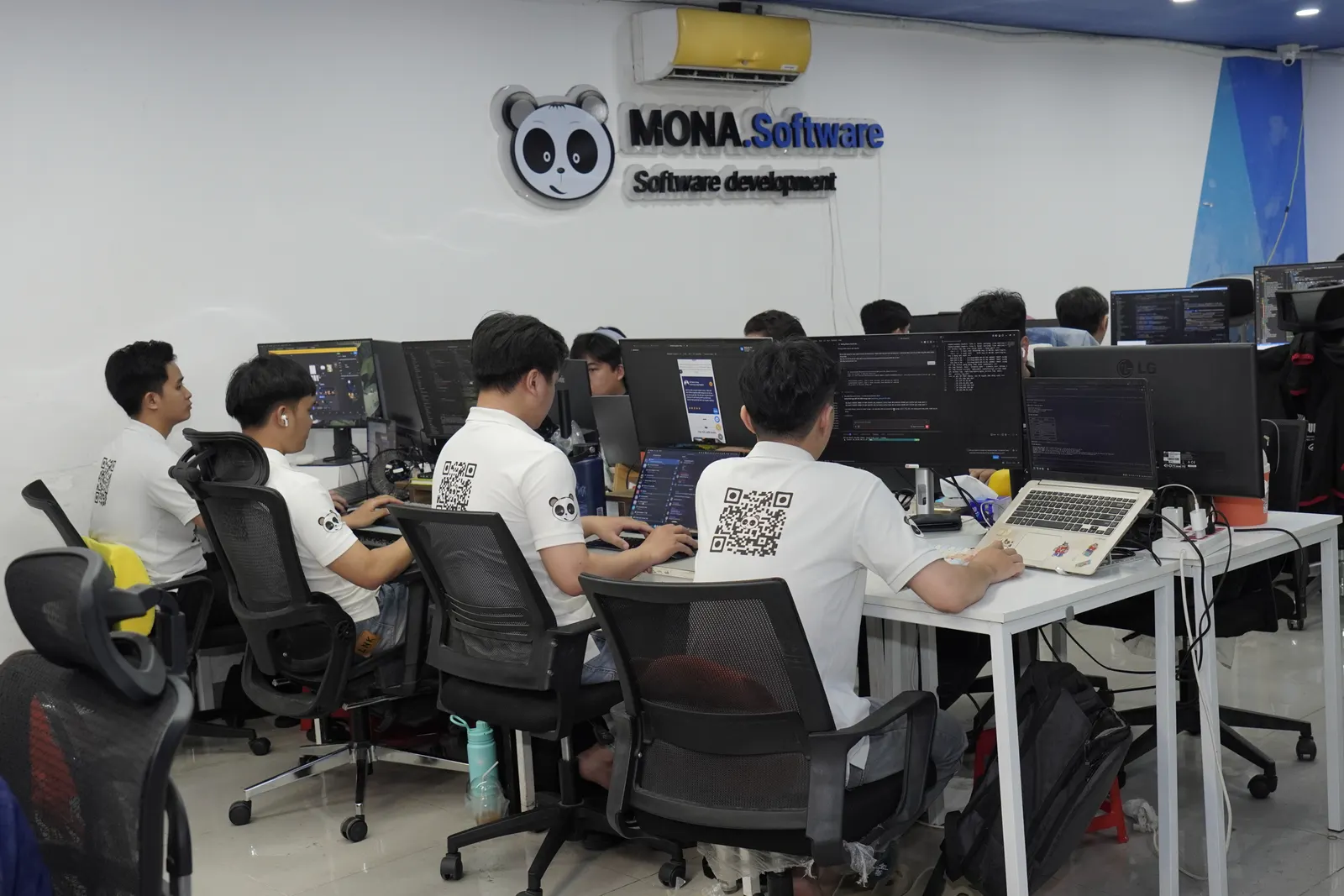 Hàng kỹ sư MONA đang làm việc