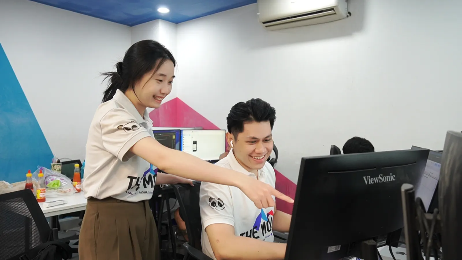 Chị đồng nghiệp hướng dẫn anh kỹ sư dùng AI ngay trên màn hình