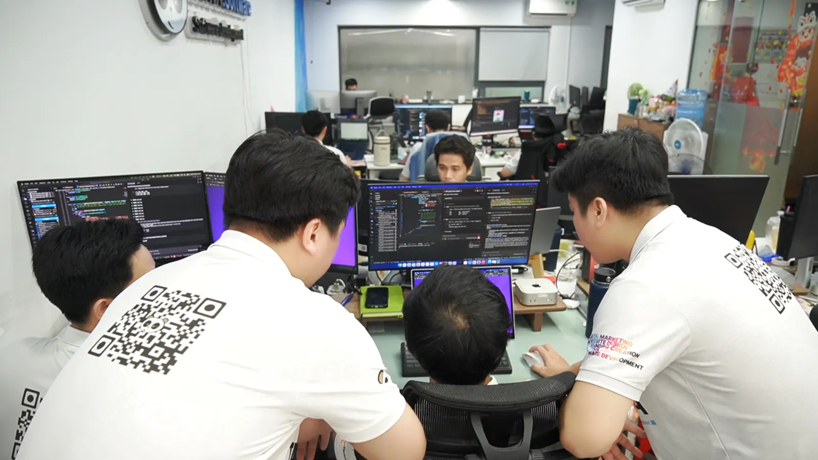 Ba kỹ sư MONA cùng xem màn hình mã nguồn của một AI agent